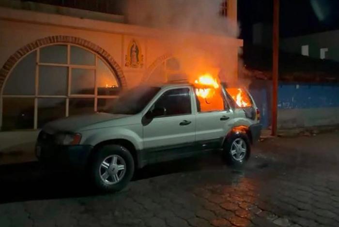 Delincuentes queman camioneta de creador de contenido y fotógrafo en Jiquilpan