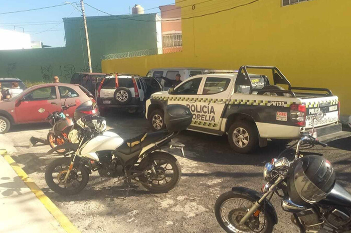 Delincuentes roban camioneta y chocan contra 2 vehículos en Ampliación La Huerta