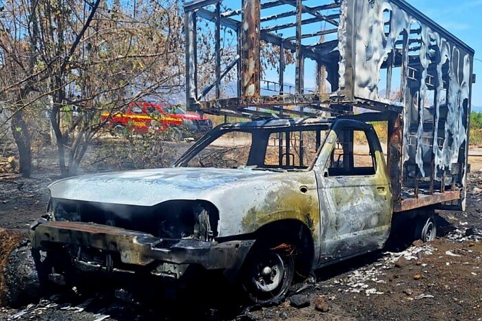 Delincuentes roban camioneta repartidora y la incendian en Apatzingán