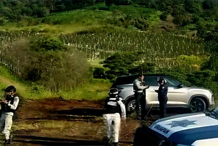 Delincuentes roban camioneta en Uruapan; policías los persiguen por la Siglo XXI, a la altura de Taretan