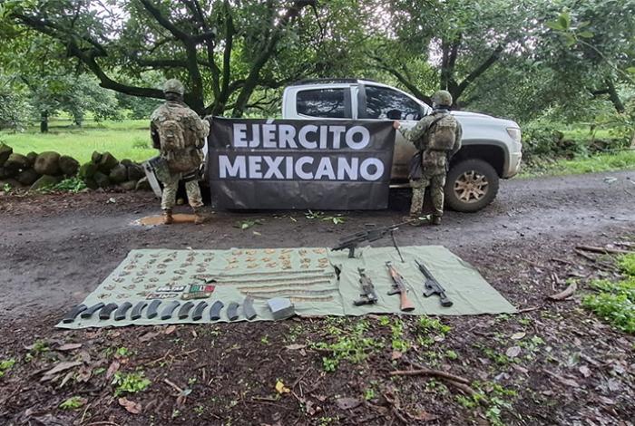 Delincuentes se enfrentan contra soldados en Tingüindín; aseguran armamento y una camioneta