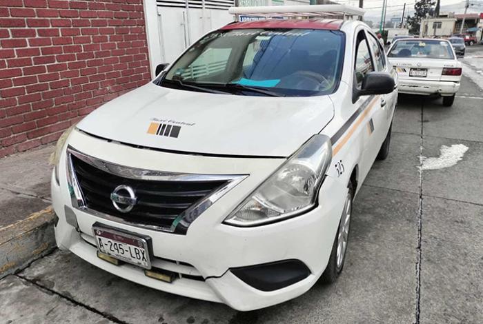 Delincuentes toman un taxi afuera de la TAM, hieren al conductor y le roban el auto