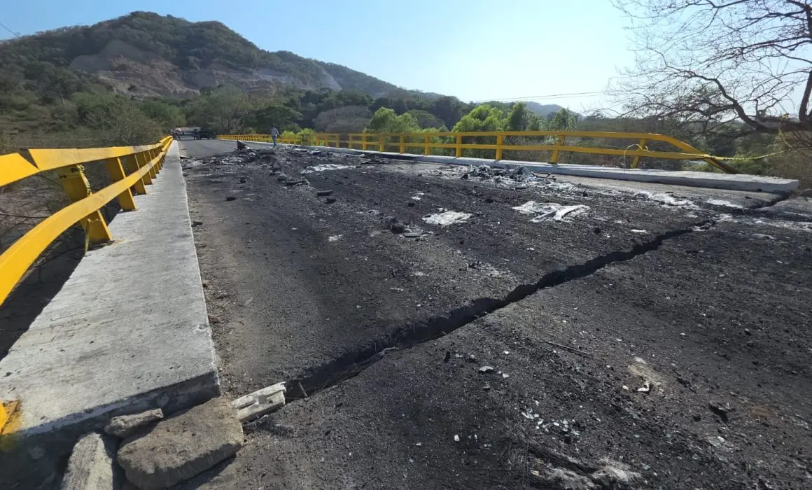 Demoleran puente de Puerto Vallarta dañado, tras ola de ataques del CJNG