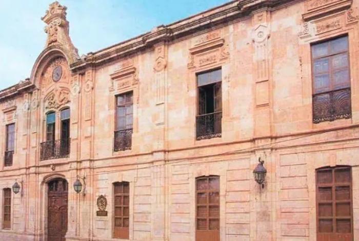 Denuncia docente violencia institucional y acoso en la Facultad de Derecho de la UMSNH