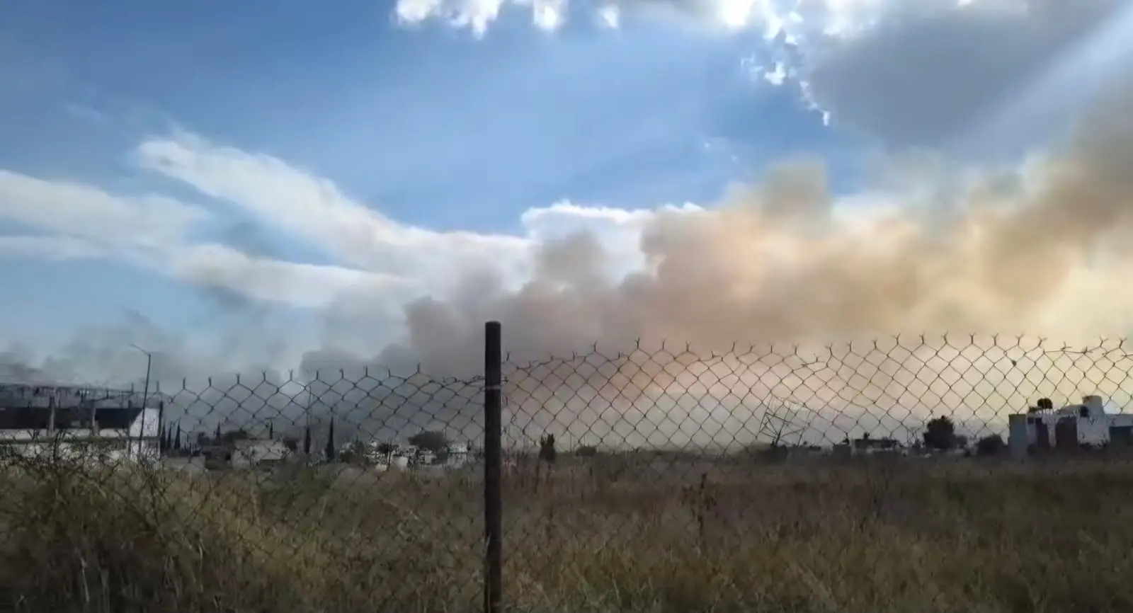 Denuncian quemas de pastizales en la avenida Oscar Chávez en Morelia