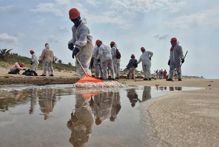 Derrame de hibrocarburos en el Golfo de México deja más de 825 toneladas de residuos