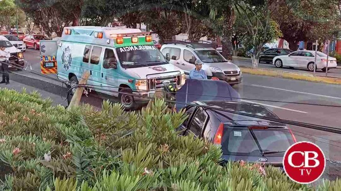 Derriba un poste con su auto en el libramiento de Morelia