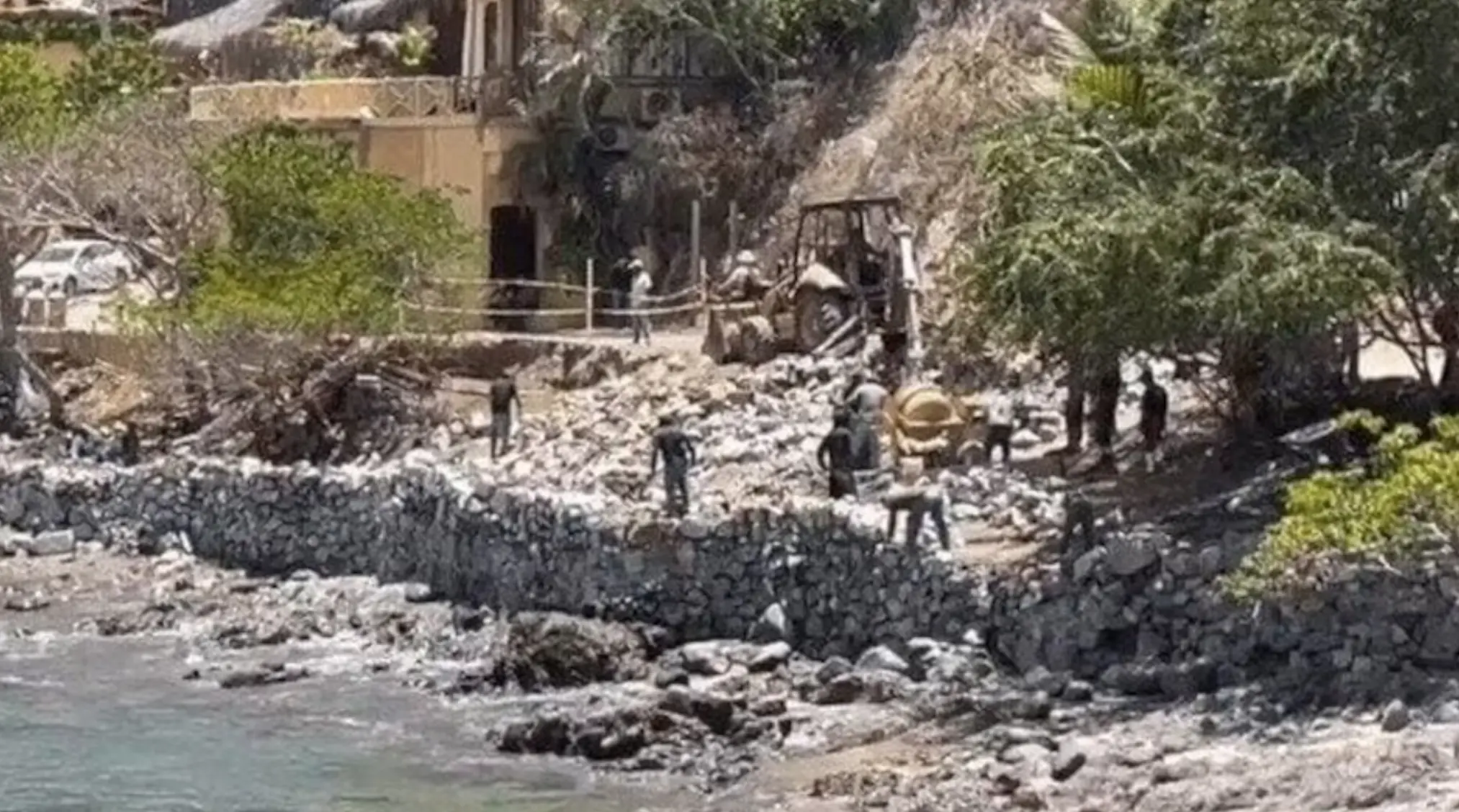 Derriban muro que bloqueaba acceso a la playa en Sayulita, Nayarit
