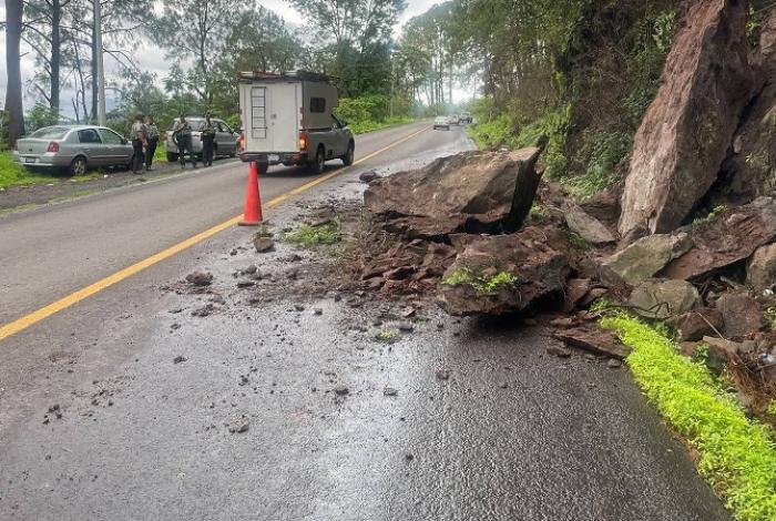 Derrumbe bloquea un carril en la carretera Pátzcuaro–Uruapan