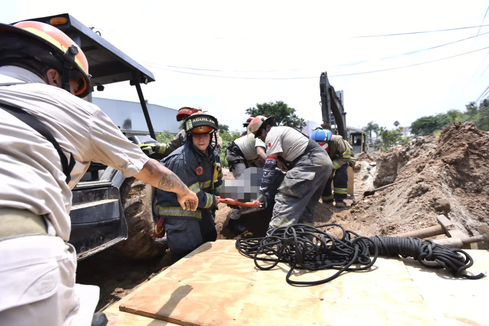 Derrumbe en obras de Tlaquepaque deja dos hombres atrapados; uno de ellos perdió la vida