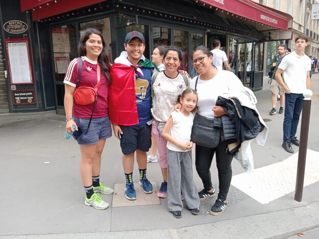 Desalojan a mexicanos de la Torre Eiffel previo a inauguración de París 2024