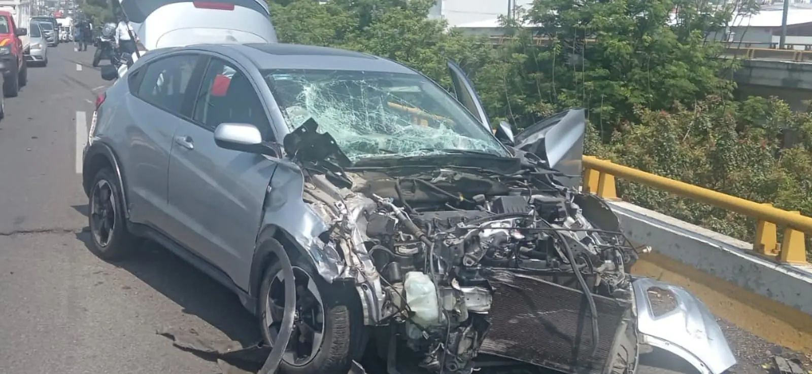 Desbarata su auto al chocar una pipa en Morelia