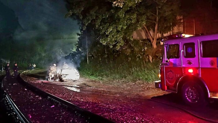 Desconocidos queman taxi en Caltzontzin