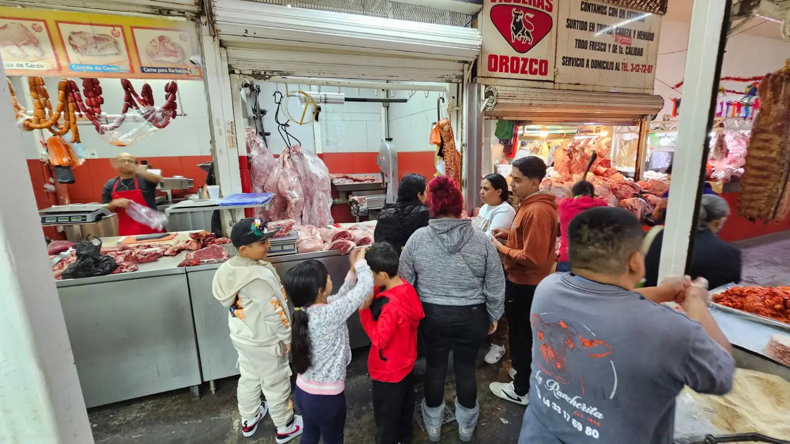 Desde tempranito, ciudadanía acude al Mercado Independencia para comprar lo necesario para su cena navideña