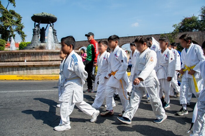 Desfilan niñas y niños deportistas del DIF Michoacán por aniversario de la Revolución Mexicana