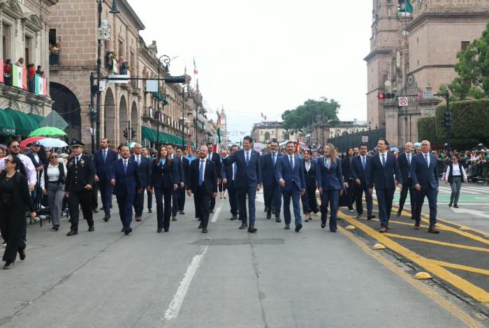 Desfile por Aniversario de la Independencia llena de fervor patrio el Centro de Morelia