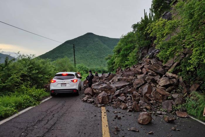 Deslave bloquea carretera Ario de Rosales–Cuatro Caminos
