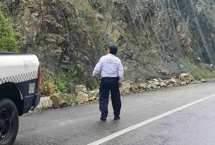 Deslaves de rocas en la autopista Siglo XXI por el paso de John