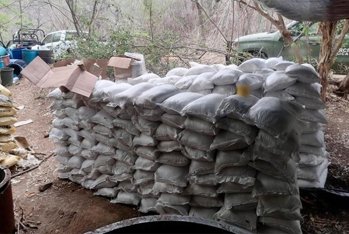Desmantelan narcolaboratorio en Arteaga, con 94 contenedores con sustancias químicas y 683 costales con precursores