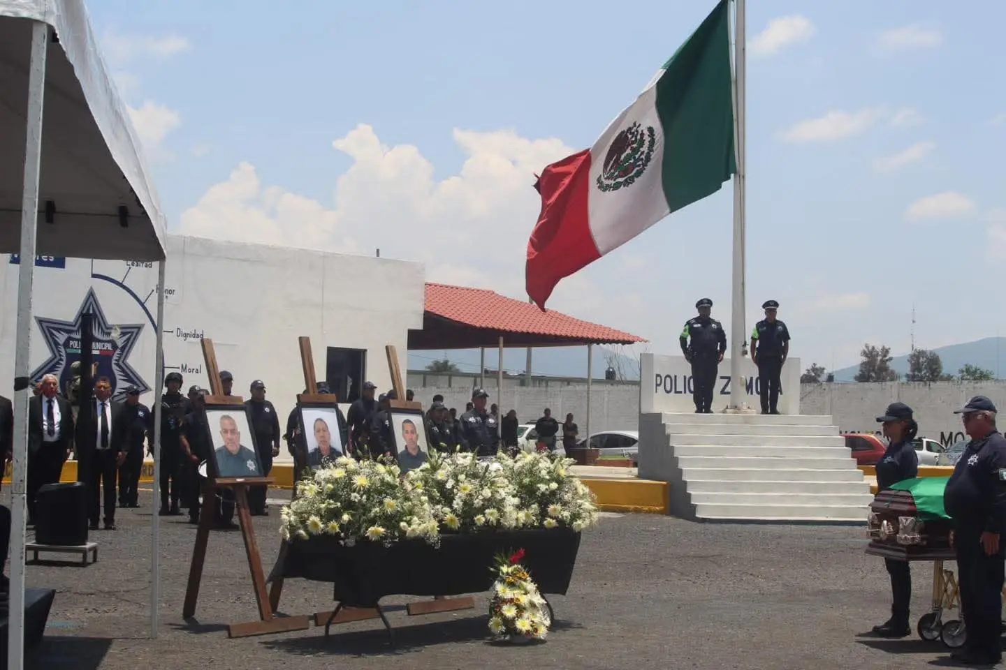 Despiden con honores a policías caídos en Zamora