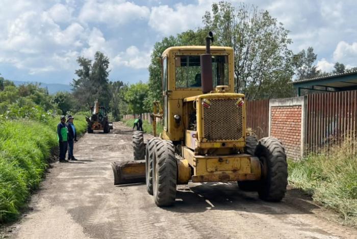 Despliegan maquinaria para rehabilitar vialidad dañada por lluvias junto a canchas de Policía y Tránsito