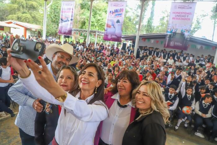 Destaca cercanía social de Gaby Molina en los 113 municipios
