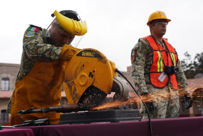Destruye Sedena más de 400 armas aseguradas en Michoacán