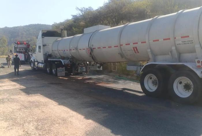 Detenidos dos hombres con más de 15 mil litros de hidrocarburo en una pipa: SSP