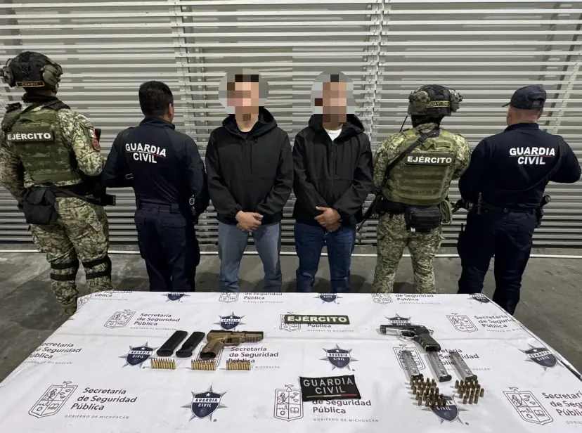 Detenidos en Zinapécuaro 2 hombres de Jalisco con armas, cartuchos y vehículos: SSP