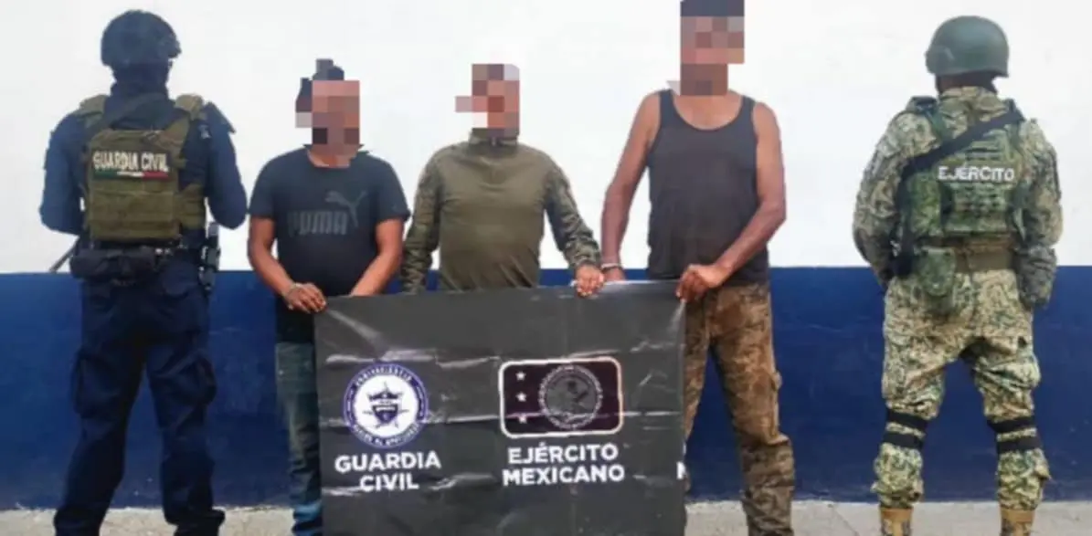 Detenidos tres hombres armados, aseguran droga y cartuchos en Apatzingán