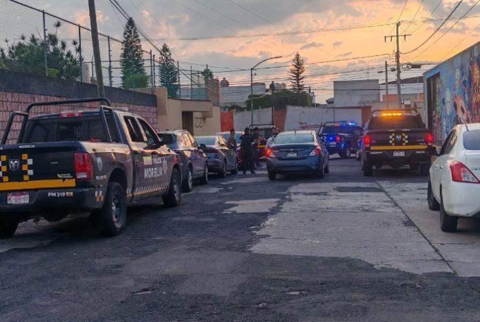 Detienen a 2 presuntos robacarros tras persecución en Morelia; policías recuperan dos vehículos