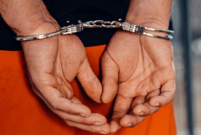 Detienen a agente ministerial por presunto cohecho