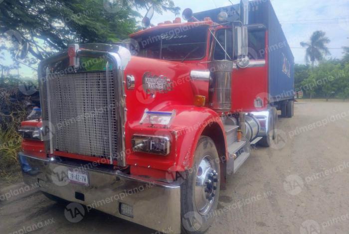 Detienen a conductor de tráiler en LC; manejaba dr0g4d0