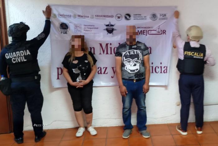 Detienen a cuatro hombres y a una mujer con droga y armas en Uruapan