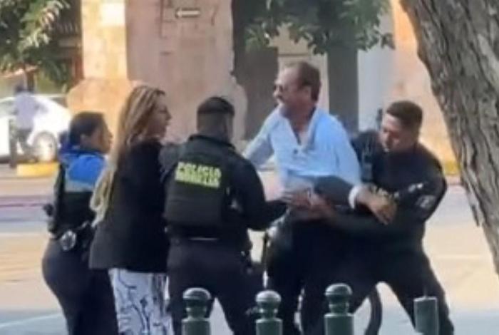 Detienen a hombre y mujer por quitar valla oficial y pasar su coche, en Morelia