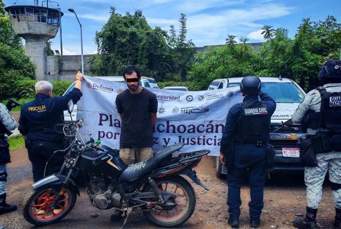 Detienen a motociclista con moto robada y réplica de arma