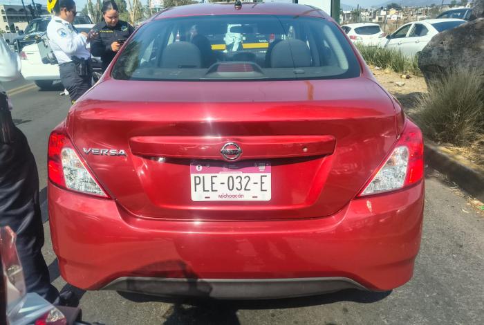 Detienen a sujet0 que conducía auto con reporte de rob0