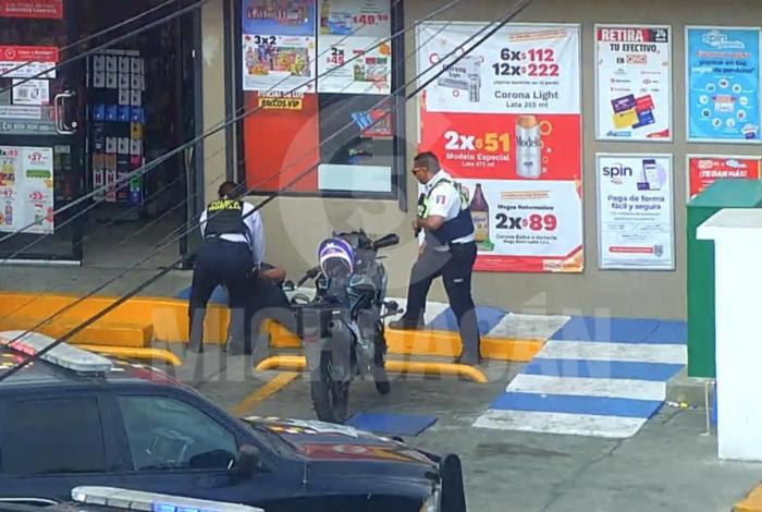 Detienen a sujeto armad0 en tienda de conveniencia