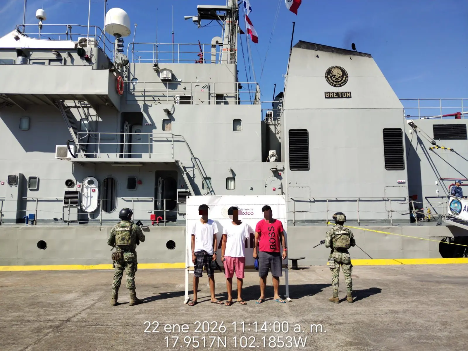 Detienen a tres hombres a bordo de una embarcación, transportaba mil litros de combustible