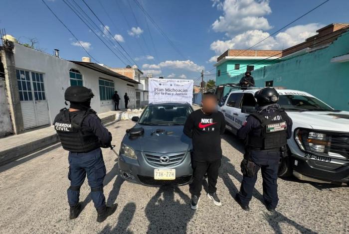 Detienen a un hombre en Apatzingán; llevaba arm4 y dr0gas