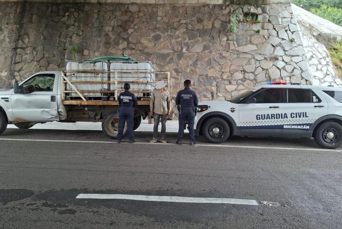 Detienen a un hombre que conducía camioneta con reporte de robo