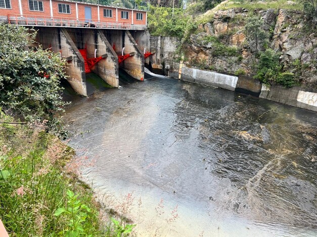 Detienen desfogue en presa de Cointzio