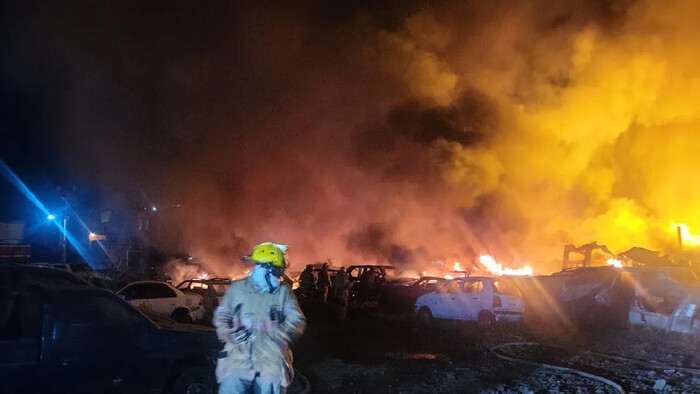 Devastador incendio en Uruapan destruye más de 100 autos en corralón