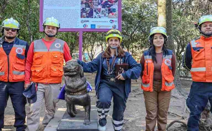 Develan estatua en honor a ‘Nalah’, perrita rescatista que salvó 17 vidas en los sismos de 2017