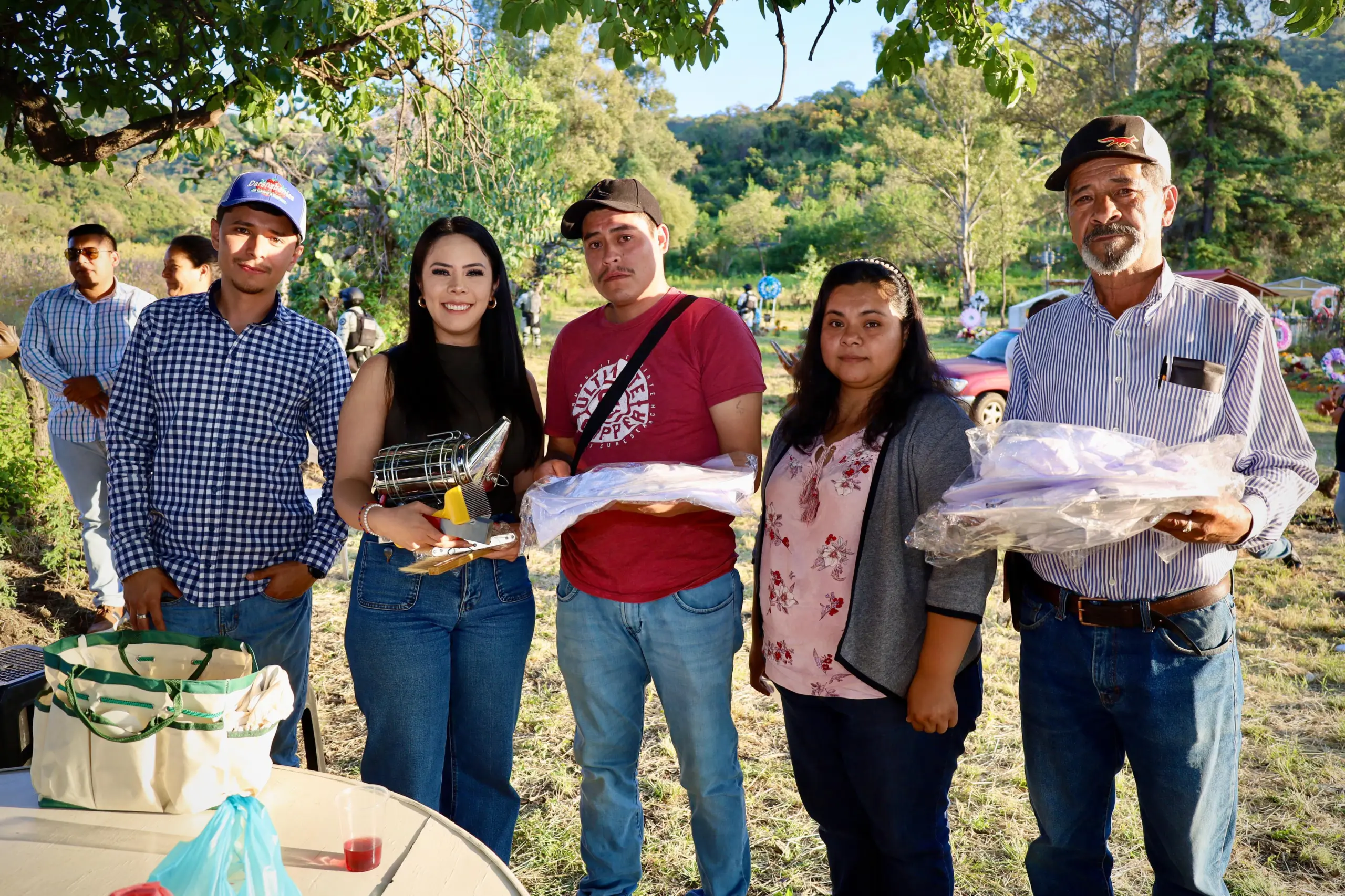 Diana Caballero impulsa la apicultura local con entrega de herramientas en la colonia Eusebio Luna
