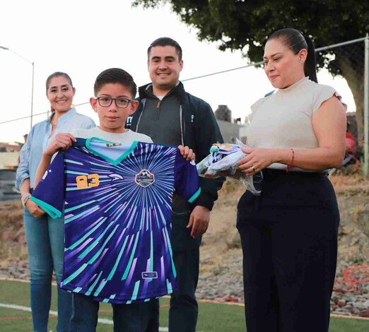 DIF Morelia entrega uniformes a niñas y niños de escuelas de fútbol ‘Estrellas del Mañana’