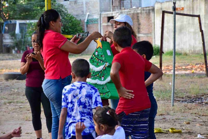 DIF Municipal Lleva Alegría Navideña a las Familias de la Colonia Transportista en Las Guacamayas.