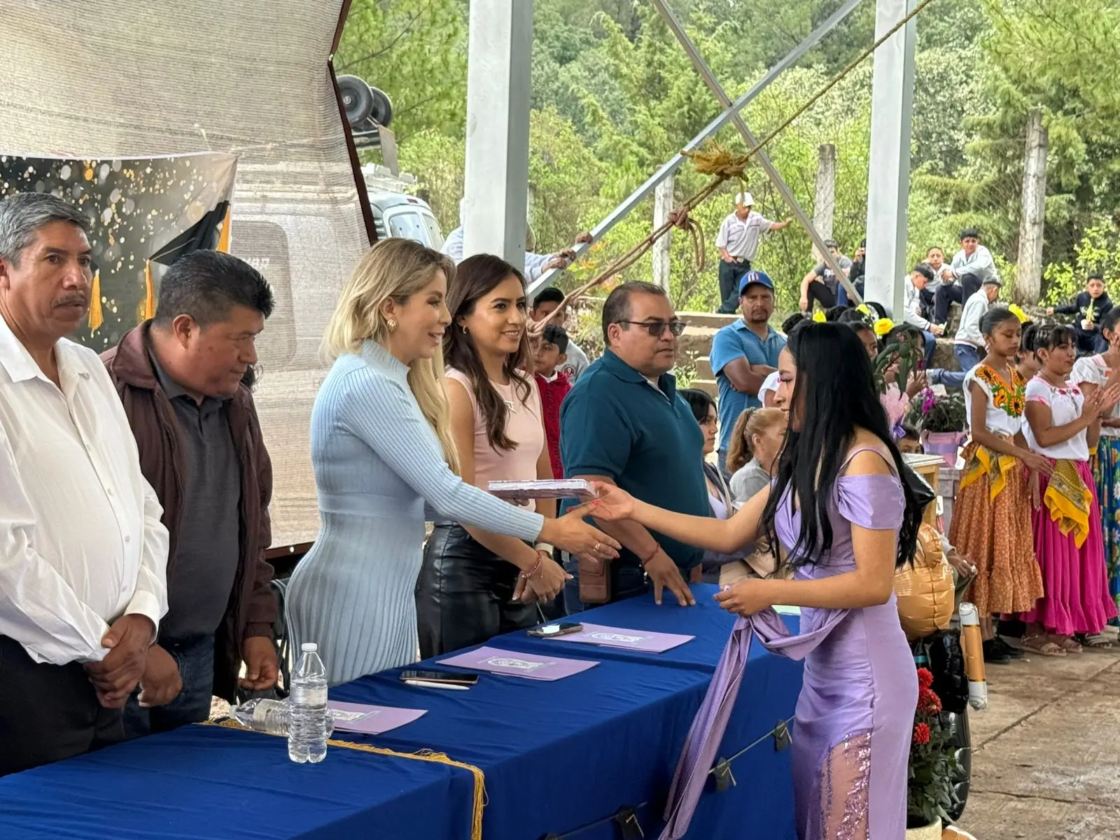 DIPUTADA BELINDA HURTADO MARÍN AMADRINA A TRES GENERACIONES DE ESTUDIANTES EN HIDALGO