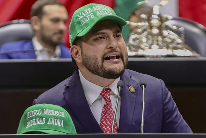 Diputado del PRI emula en San Lázaro a Trump con gorra de ‘Make México Safe Again’