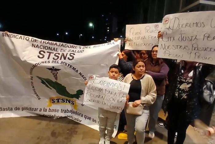 Diputados se esconden para sesionar, trabajadores de salud les siguen el paso
